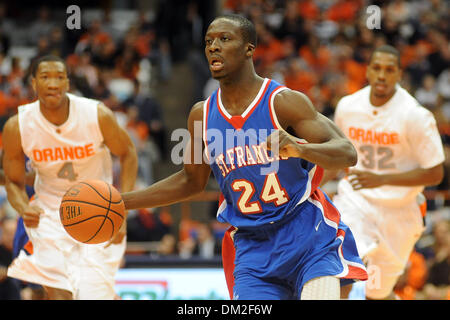 San Francesco (NY) protezione/avanti Akeem Bennett (24) conduce il Terrier reato fino al pavimento nella prima metà. Siracusa sconfitto San Francesco (NY) 75-51 per rimanere imbattuto in questa stagione al Carrier Dome in Syracuse, New York. (Credito Immagine: © Michael Johnson/Southcreek globale/ZUMApress.com) Foto Stock