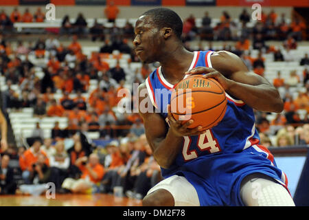 San Francesco (NY) protezione/avanti Akeem Bennett (24) gira su corte dopo la cattura il lungo passaggio nella prima metà. Siracusa sconfitto San Francesco (NY) 75-51 per rimanere imbattuto in questa stagione al Carrier Dome in Syracuse, New York. (Credito Immagine: © Michael Johnson/Southcreek globale/ZUMApress.com) Foto Stock