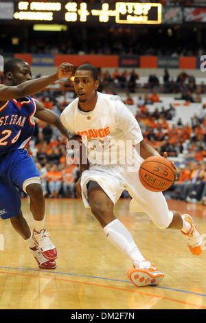 Siracusa avanti Kris Giuseppe (32) rigidi per il cerchio su San Francesco (NY) protezione/avanti Akeem Bennett (24) nella seconda metà. Siracusa sconfitto San Francesco (NY) 75-51 per rimanere imbattuto in questa stagione al Carrier Dome in Syracuse, New York. (Credito Immagine: © Michael Johnson/Southcreek globale/ZUMApress.com) Foto Stock