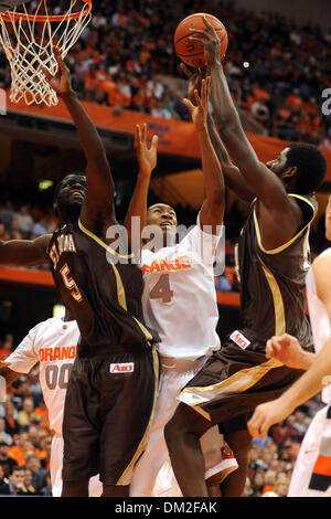 San Bonaventura avanti Andrew Nicholson (destra) tira verso il basso il primo semestre il rimbalzo su Siracusa avanti Wesley Johnson (4) e San Bonaventura guard Jonathan Hall (5). Siracusa porta San Bonaventura 39-35 a metà presso il Carrier Dome in Syracuse, New York. (Credito Immagine: © Michael Johnson/Southcreek globale/ZUMApress.com) Foto Stock