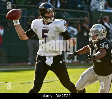 Jan 02, 2010 - Oakland, la California, Stati Uniti - Oakland Raiders vs Baltimore Ravens presso Oakland-Alameda County Coliseum Domenica, 03 gennaio, 2010, Baltimore Ravens quarterback Joe Flacco #5 passa mentre Oakland Raiders safety Mike Mitchell #34 la pressione di lui. (Credito Immagine: © Al Golub/ZUMApress.com) Foto Stock