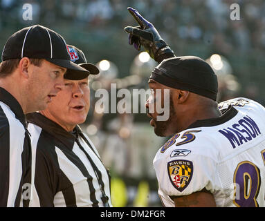 Jan 02, 2010 - Oakland, la California, Stati Uniti - Oakland Raiders vs Baltimore Ravens presso Oakland-Alameda County Coliseum Domenica, 03 gennaio, 2010, Baltimore Ravens wide receiver Derrick Mason #85 si lamenta per gli arbitri circa non ottenere chiamata su pass interferenze. (Credito Immagine: © Al Golub/ZUMApress.com) Foto Stock