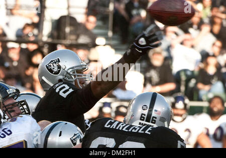 Jan 02, 2010 - Oakland, la California, Stati Uniti - Oakland Raiders vs Baltimore Ravens presso Oakland-Alameda County Coliseum Domenica, 03 gennaio, 2010, Oakland Raiders quarterback JaMarcus Russell #2 through intercettazione. (Credito Immagine: © Al Golub/ZUMApress.com) Foto Stock