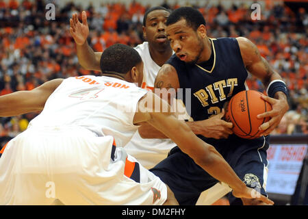 Pittsburgh guard Jermaine Dixon (destra) cerca di proteggere la palla da Siracusa guard Scoop Jardine (11) e Siracusa in avanti Wesley Johnson (4). Pittsburgh consegnato Siracusa la prima perdita della stagione 80-70 al Carrier Dome in Syracuse, New York. (Credito Immagine: © Michael Johnson/Southcreek globale/ZUMApress.com) Foto Stock