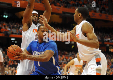 Memphis avanti Pierre Henderson-Niles (1) cerca spazio per muoversi tra Siracusa centro Arinze Onuaku (retro) e Siracusa in avanti Wesley Johnson (destro) nella prima metà. Siracusa e Memphis sono legati 32-32 a metà al Carrier Dome in Syracuse, New York. (Credito Immagine: © Michael Johnson/Southcreek globale/ZUMApress.com) Foto Stock