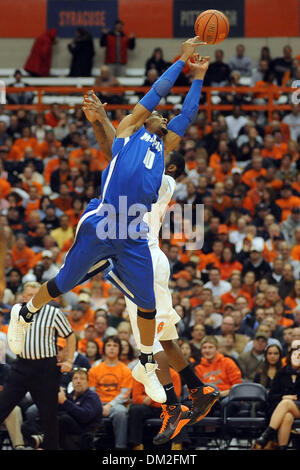 Memphis in avanti si Coleman (10) prende il volo per la sfera nella parte anteriore di Siracusa in avanti Rick Jackson (0) nel primo semestre. Siracusa e Memphis sono legati 32-32 a metà al Carrier Dome in Syracuse, New York. (Credito Immagine: © Michael Johnson/Southcreek globale/ZUMApress.com) Foto Stock