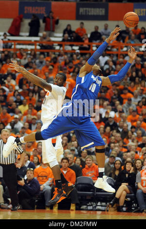 Memphis in avanti si Coleman (10) prende il volo per la sfera nella parte anteriore di Siracusa in avanti Rick Jackson (0) nel primo semestre. Siracusa e Memphis sono legati 32-32 a metà al Carrier Dome in Syracuse, New York. (Credito Immagine: © Michael Johnson/Southcreek globale/ZUMApress.com) Foto Stock