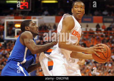 Siracusa avanti Wesley Johnson (destra) guarda corte come egli le catture della seconda metà passano davanti ot Memphis guard Willie Kemp (5). Siracusa sconfitto Memphis 74-57 al Carrier Dome in Syracuse, New York. (Credito Immagine: © Michael Johnson/Southcreek globale/ZUMApress.com) Foto Stock