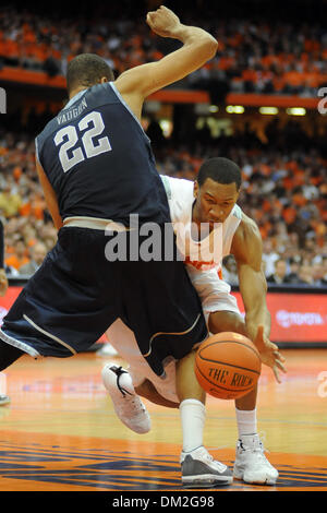 Siracusa avanti Wesley Johnson (destra) perde la palla come egli tenta di guidare intorno a Georgetown avanti Julian Vaughn (22) nella seconda metà. Siracusa sconfitto Georgetown 73-56 per raggiungere l'20 win segno sulla stagione al Carrier Dome in Syracuse, New York. (Credito Immagine: © Michael Johnson/Southcreek globale/ZUMApress.com) Foto Stock