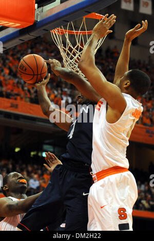 Connecticut avanti Jamal Coombs-McDaniel (4) tenta per la benna tra Siracusa avanti Rick Jackson (sinistra) e inoltrare Wesley Johnson (a destra). Siracusa sconfitto Connecticut 72-67 al Carrier Dome in Syracuse, New York. (Credito Immagine: © Michael Johnson/Southcreek globale/ZUMApress.com) Foto Stock