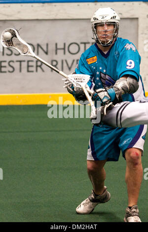 Rochester Knighthawks avanti Craig punto (9) effettua un sorpasso durante una partita contro l'Edmonton Rush. Edmonton sconfitto Rochester 12-11 al Blue Cross Arena di Rochester, New York. (Credito Immagine: © Mark Konezny/Southcreek globale/ZUMApress.com) Foto Stock