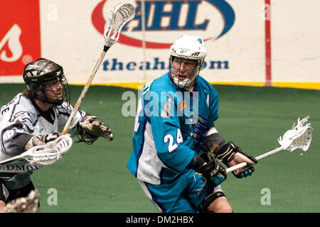 Rochester Knighthawks avanti John Grant Jr.(24) guarda al passato get Edmonton Rush Ian Hawksbee (88). Edmonton sconfitto Rochester 12-11 al Blue Cross Arena di Rochester, New York. (Credito Immagine: © Mark Konezny/Southcreek globale/ZUMApress.com) Foto Stock