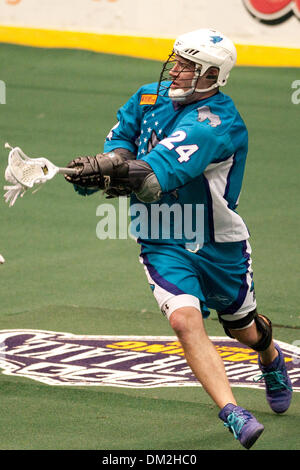 Rochester Knighthawks avanti John Grant Jr.(24) prende un colpo sul traguardo durante una partita contro l'Edmonton Rush. Edmonton sconfitto Rochester 12-11 al Blue Cross Arena di Rochester, New York. (Credito Immagine: © Mark Konezny/Southcreek globale/ZUMApress.com) Foto Stock