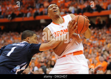 Siracusa avanti Wesley Johnson (a destra) è imbrattata di Villanova guard Scottie Reynolds (1) sul suo modo al cestello nella prima metà. Siracusa porta Villanova 46-36 a metà nella parte anteriore di un record venduti dalla folla al Carrier Dome in Syracuse, New York. (Credito Immagine: © Michael Johnson/Southcreek globale/ZUMApress.com) Foto Stock