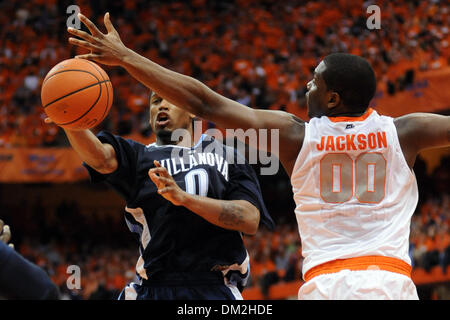 Siracusa avanti Rick Jackson (0) riceve un dito sulla sfera come Villanova avanti Antonio Peña (0) rende il pass nella seconda metà. Siracusa sconfitto Villanova 95-77 davanti a un record venduti dalla folla al Carrier Dome in Syracuse, New York. (Credito Immagine: © Michael Johnson/Southcreek globale/ZUMApress.com) Foto Stock