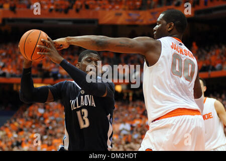 Villanova avanti/centro Yarou Mouphtaou (13) Catture il pass come Siracusa avanti Rick Jackson (0) riceve una mano su di esso nel secondo semestre. Siracusa sconfitto Villanova 95-77 davanti a un record venduti dalla folla al Carrier Dome in Syracuse, New York. (Credito Immagine: © Michael Johnson/Southcreek globale/ZUMApress.com) Foto Stock