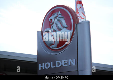 112 Parramatta Road, Homebush, Sydney, NSW, Australia. 11 dicembre 2013. La Holden il nome e il logo dell'azienda su un segno a Holden Suttons le vendite di automobili in 112 Parramatta Road, Homebush, Western Sydney. General Motors ha annunciato che circa 3000 lavoratori Holden in Victoria e South Australia perderanno il loro posto di lavoro quando la società cessa la produzione in Australia nel 2017. Copyright Credit: 2013 Richard Milnes/Alamy Live News. Foto Stock