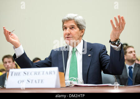 Washington DC, Stati Uniti d'America. Undicesimo Dec, 2013. Stati Uniti Segretario di Stato John F. Kerry testimonia prima di Stati Uniti Casa commissione per gli Affari Esteri sul tema "L'Iran nucleare: Trattativa non ulteriore U.S. La sicurezza nazionale?' nella Rayburn House Edificio per uffici a Washington, DC Martedì, Dicembre 10, 2013. Credito: Ron Sachs / CNP Foto Stock