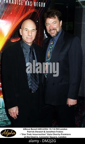 Dic. 15, 1998 - Londra, Gran Bretagna - Â©Dave Benet M034394 15/12/98 London.Patrick Stewart & Jonathan Frakes.-''Star Trek: insurrezione'' Carità Gala Premiere.all'Impero, Leicester Square, London(Immagine di credito: © Globo foto/ZUMAPRESS.com) Foto Stock