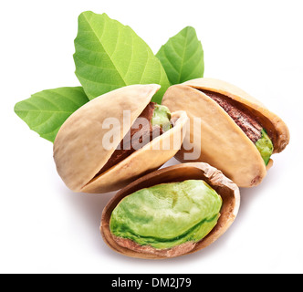 I pistacchi con foglie isolate su uno sfondo bianco. Foto Stock