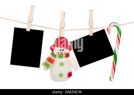 Fustellato cornici fotografiche e pupazzo appeso sul stendibiancheria. Isolato su sfondo bianco Foto Stock