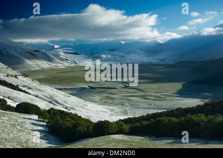 La neve sul piano Grande all'alba, Parco Nazionale dei Monti Sibillini, Umbria. Italia Foto Stock