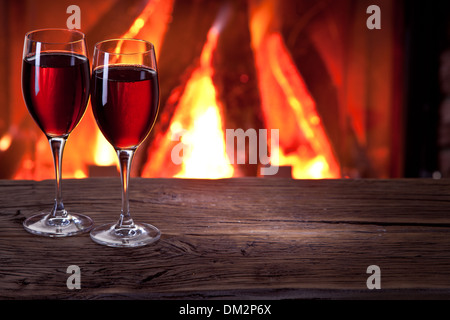 Bicchieri di vino e un camino fuoco. Foto Stock