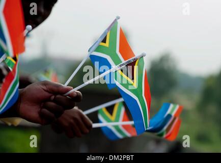 Pretoria, Sud Africa. Undicesimo Dec, 2013. South African bandiere durante il Nelson Mandela la processione in corso per l'Unione edifici su dicembre 11, 2013 a Pretoria, Sud Africa. L ex presidente sudafricano Nelson Mandela, passate la sera del 5 dicembre 2013. Dal 11 Dicembre al 13, 2013, egli si troverà in uno stato per la visualizzazione pubblica. I suoi funerali di Stato avrà luogo il 15 dicembre 2013, alla sua fattoria in Qunu. (Foto di Gallo Immagini / Foto24 / Lisa Hnatowicz) Foto Stock