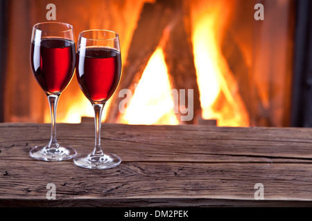 Bicchieri di vino e un camino fuoco. Foto Stock