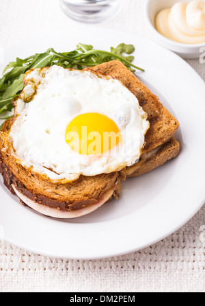 Croque Madame - sandwich con prosciutto, formaggio e uova fritte Foto Stock