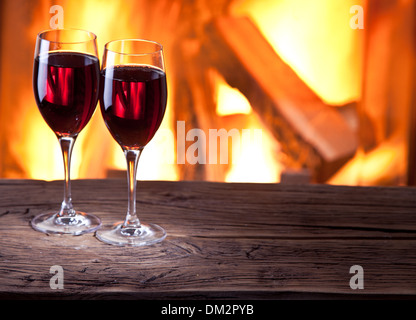 Bicchieri di vino e un camino fuoco. Foto Stock