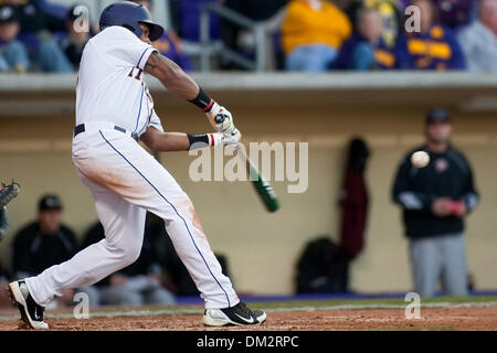 Centenario presso la LSU; LSU outfielder Leon Landry (6) si collega con un passo durante una partita contro il centenario Collegio; LSU ha vinto il gioco 15-0 presso Alex Box Stadium, Baton Rouge LA. (Credito Immagine: © Giovanni Korduner/Southcreek globale/ZUMApress.com) Foto Stock