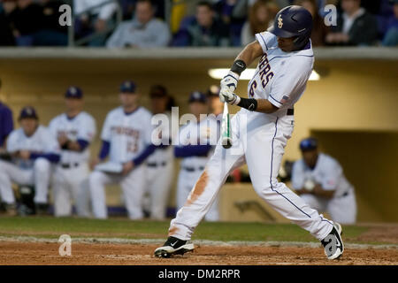 Centenario presso la LSU; LSU outfielder Leon Landry (6) si collega con un passo durante una partita contro il centenario Collegio; LSU ha vinto il gioco 15-0 presso Alex Box Stadium, Baton Rouge LA. (Credito Immagine: © Giovanni Korduner/Southcreek globale/ZUMApress.com) Foto Stock