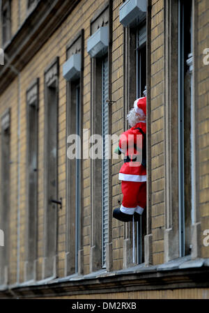 Una Santa figura pende da una finestra a Potsdam, Germania, 10 dicembre 2013. La festa di Natale inizia in due settimane. Foto: RALF HIRSCHBERGER Foto Stock