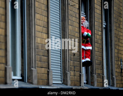 Una Santa figura pende da una finestra a Potsdam, Germania, 10 dicembre 2013. La festa di Natale inizia in due settimane. Foto: RALF HIRSCHBERGER Foto Stock