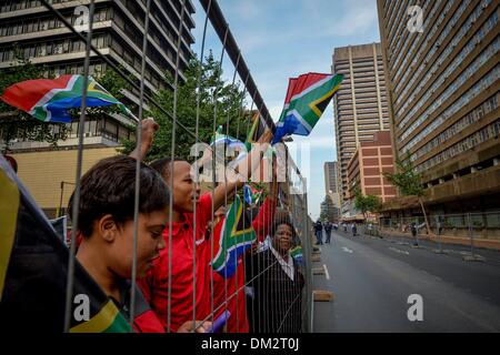 Pretoria, Sud Africa. Undicesimo Dec, 2013. La gente del posto la visione di Nelson Mandela la processione verso l'Unione edifici su dicembre 11, 2013 a Pretoria, Sud Africa. L ex presidente sudafricano Nelson Mandela, passate la sera del 5 dicembre 2013. Dal 11 Dicembre al 13, 2013, egli si troverà in uno stato per la visualizzazione pubblica. I suoi funerali di Stato avrà luogo il 15 dicembre 2013, alla sua fattoria in Qunu. (Foto di Gallo Immagini / Foto24 / Christiaan Kotze) Foto Stock