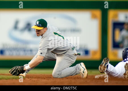 William & Mary presso la LSU; William & Mary shorstop Derrick Osteen ha cercato di tag out LSU outfielder Leon Landry (6) chi ha rubato la seconda base; LSU ha vinto il gioco 7-4; Alex Box Stadium, Baton Rouge; LA. (Credito Immagine: © Giovanni Korduner/Southcreek globale/ZUMApress.com) Foto Stock