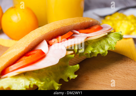 La prima colazione con un sandwich, succo d'arancia e uova strapazzate Foto Stock