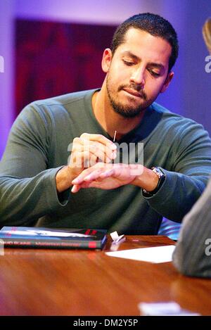 Nov. 21, 2002 - Londra, Gran Bretagna - Â©ELLIS O'Brien/ linkUK 21/11/02..''ESCLUSIVO "'..David Blaine..''venerdì sera con Jonathan Ross'' .-BBCTV . Londra. ..Per ulteriori informazioni si prega di contattare .ELLIS O'Brien mobile: 07889-969936.. LINK/ 2002(Credit Immagine: © Globo foto/ZUMAPRESS.com) Foto Stock