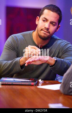 Nov. 21, 2002 - Londra, Gran Bretagna - Â©ELLIS O'Brien/ linkUK 21/11/02..''ESCLUSIVO "'..David Blaine..''venerdì sera con Jonathan Ross'' .-BBCTV . Londra. ..Per ulteriori informazioni si prega di contattare .ELLIS O'Brien mobile: 07889-969936.. LINK/ 2002(Credit Immagine: © Globo foto/ZUMAPRESS.com) Foto Stock