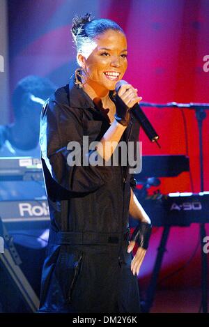 Nov. 21, 2002 - Londra, Gran Bretagna - Â©ELLIS O'Brien/ linkUK 21/11/02..''ESCLUSIVO "'..MISS. DYNAMITE..''venerdì sera con Jonathan Ross'' .-BBCTV . Londra. ..Per ulteriori informazioni si prega di contattare .ELLIS O'Brien mobile: 07889-969936.. LINK/ 2002(Credit Immagine: © Globo foto/ZUMAPRESS.com) Foto Stock