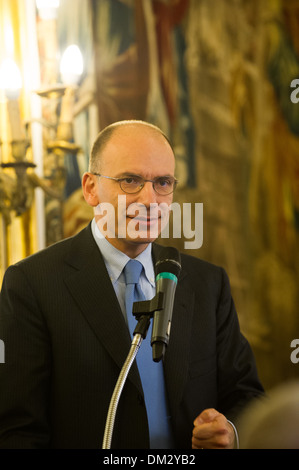 Italia Milano Cerimonia di firma del contratto gli dèi la partecipazione dell'Unione europea all'Expo 2015 Enrico Letta premier italiano Foto Stock