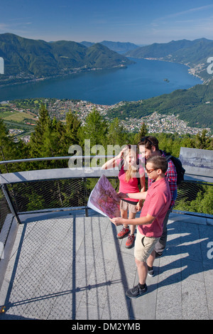 La Svizzera in Europa ti canton Ticino Svizzera meridionale di montagna lago di montagna trekking a piedi vista Locarno Cardada view Foto Stock