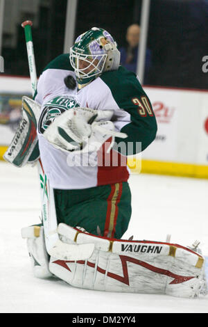 Houston Aeros Goalie Anton Khudobin (30) fa risparmiare e controlla il puck fuori del suo petto. Il Peoria Rivermen sconfitto la Houston Aeros 2-1 al Toyota Center di Houston, Texas. (Credito Immagine: © Luis Leyva/Southcreek globale/ZUMApress.com) Foto Stock