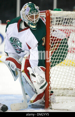 Houston Aeros Goalie Anton Khudobin (30) abbraccia il post come la Rivermen minacciano di cliente. Il Peoria Rivermen sconfitto la Houston Aeros 2-1 al Toyota Center di Houston, Texas. (Credito Immagine: © Luis Leyva/Southcreek globale/ZUMApress.com) Foto Stock