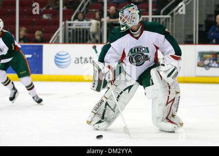 Houston Aeros Goalie Anton Khudobin (30) cancella il disco ad un compagno di squadra. Il Peoria Rivermen sconfitto la Houston Aeros 2-1 al Toyota Center di Houston, Texas. (Credito Immagine: © Luis Leyva/Southcreek globale/ZUMApress.com) Foto Stock