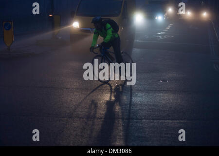 Londra, Regno Unito. 11 Dicembre 2013: londinesi rendono il loro modo di lavorare all'alba nella fitta nebbia. Londra e il sud est è stata colpita da una bassa visibilità e cattive condizioni stradali rendendo i viaggi altro miserabile giornata invernale e. Credito: Richard Baker / Alamy Live News Foto Stock