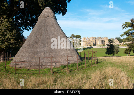 La fine del XVII secolo ice house a Holkham Hall, con la casa in background. Foto Stock