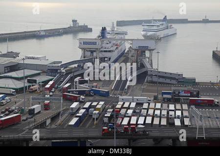 I traghetti nel porto di Dover, Kent, Regno Unito. Gli autocarri sono mostrati lasciando un traghetto come altro le manovre in porto Foto Stock