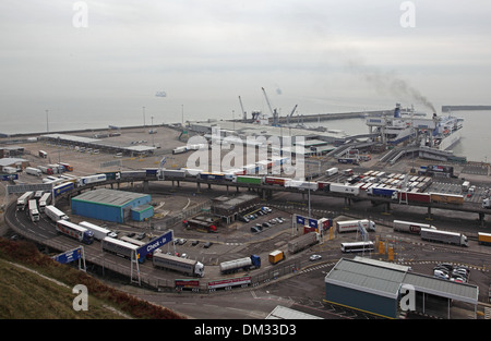 Autocarri coda mentre in arrivo nel Regno Unito dalla Francia su cross-channel i traghetti nel porto di Dover, Kent, Regno Unito. Foto Stock